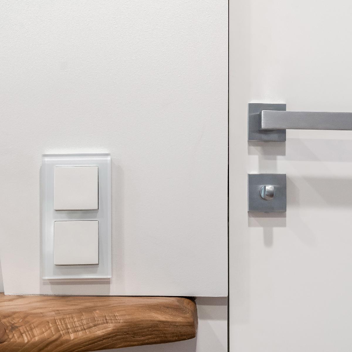 Рамка из стекла на 2 поста Favorit белый W0021101