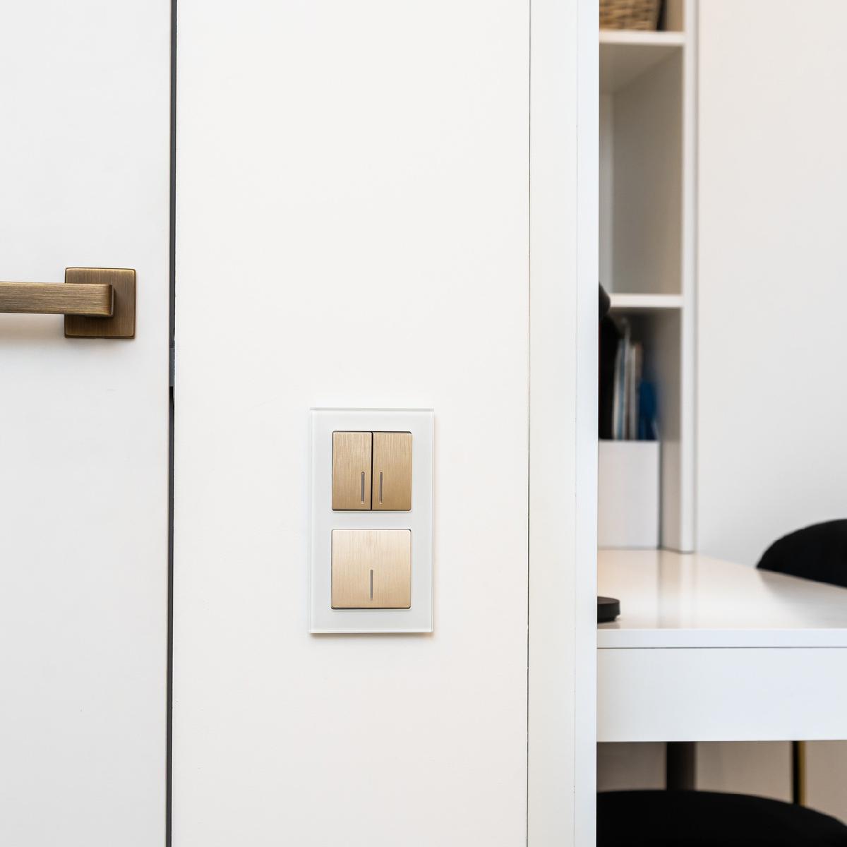 Рамка из стекла на 2 поста Favorit белый W0021101