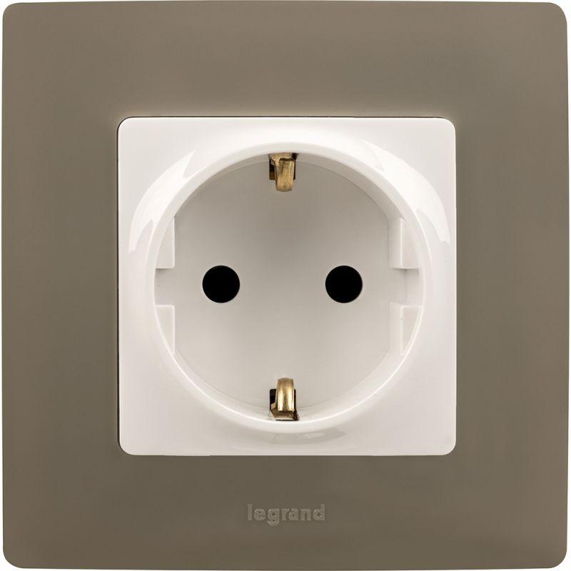 Розетка 1-м СП Etika 16А IP31 250В 2P+E с заземл. защ. шторки немецк. стандарт винтов. клеммы механизм бел. Leg 672222